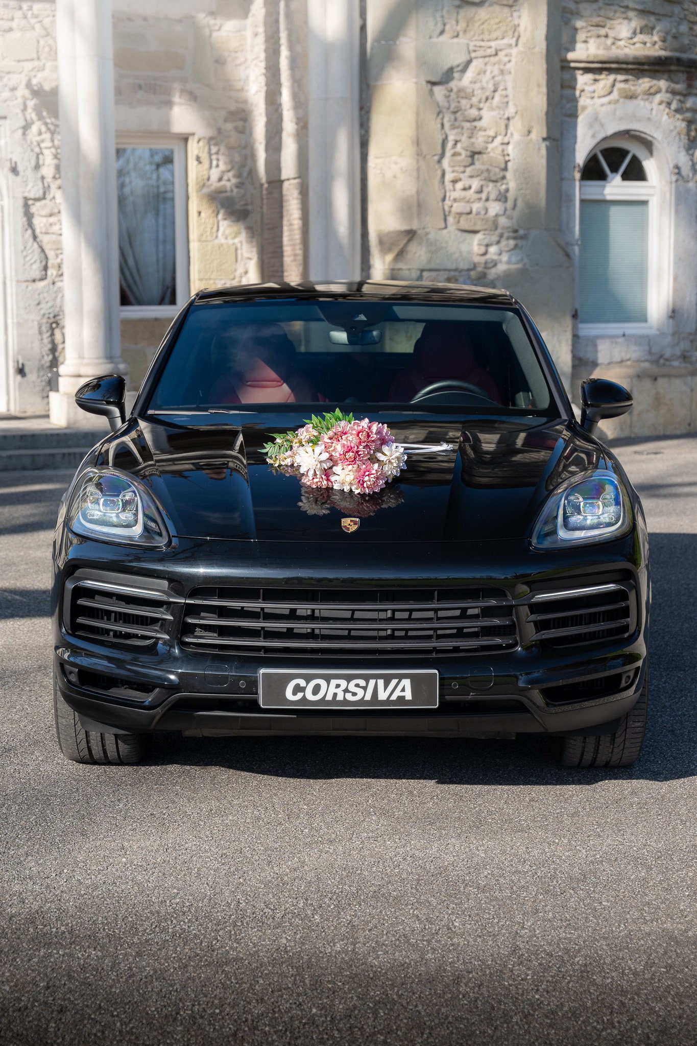 Porsche Cayenne Coupé noir décoré pour un mariage, vu de face