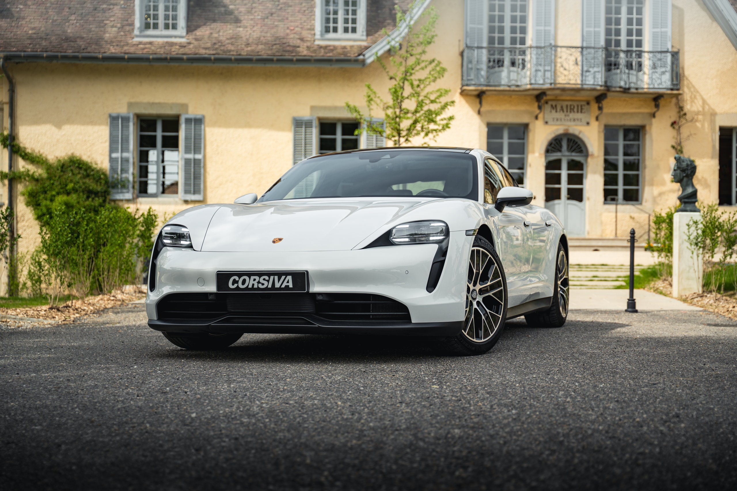 Porsche Taycan blanche décorée pour un mariage, avec chauffeur Corsiva