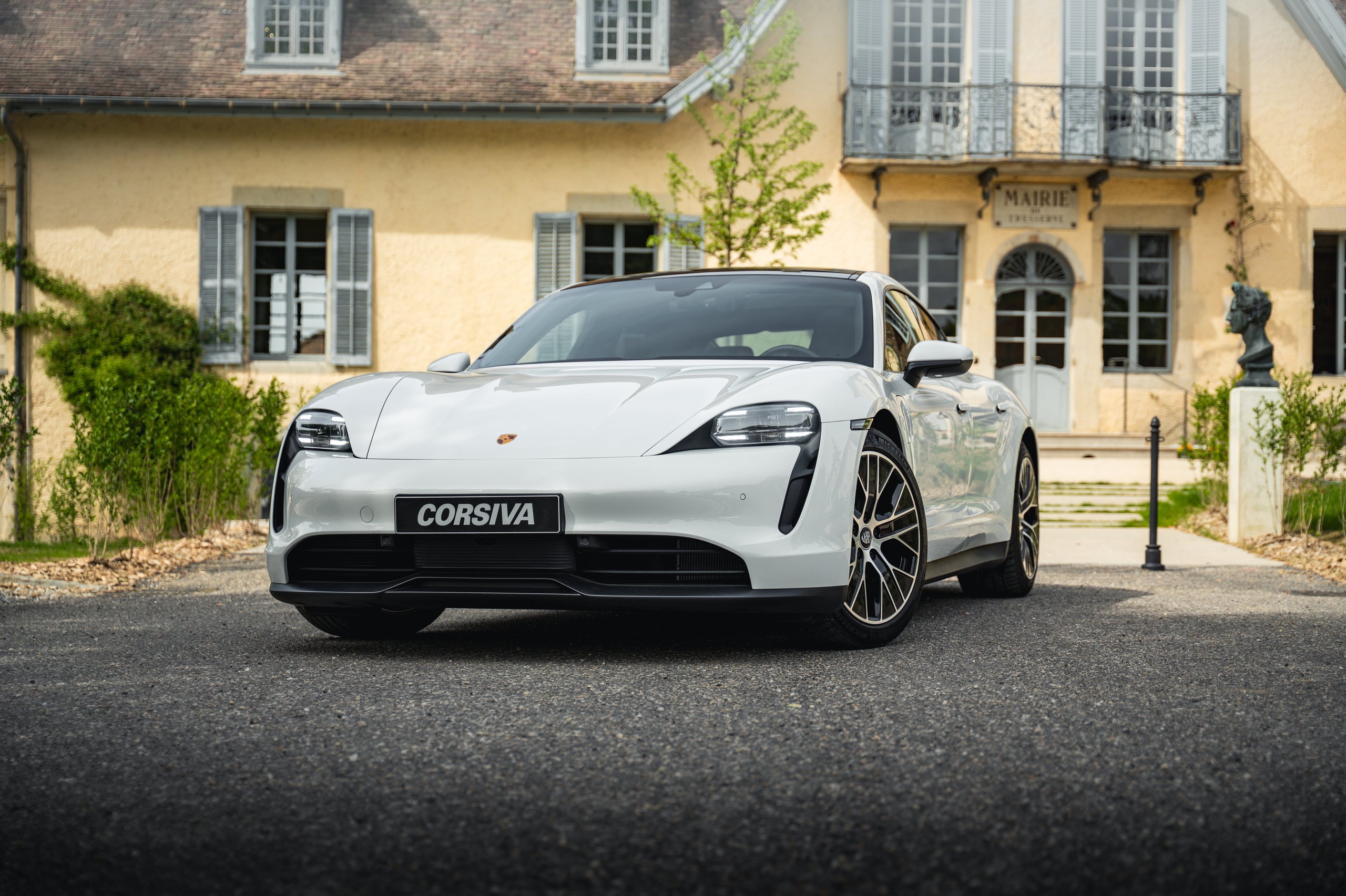 Porsche Taycan blanche décorée pour un mariage, vue de trois quarts avant