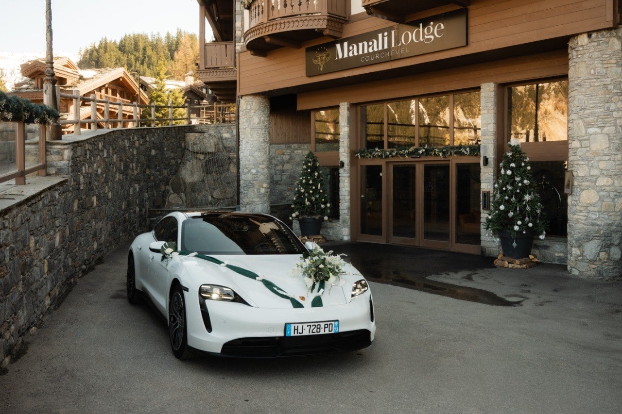 Porsche Taycan devant le Manali Lodge, à Courchevel