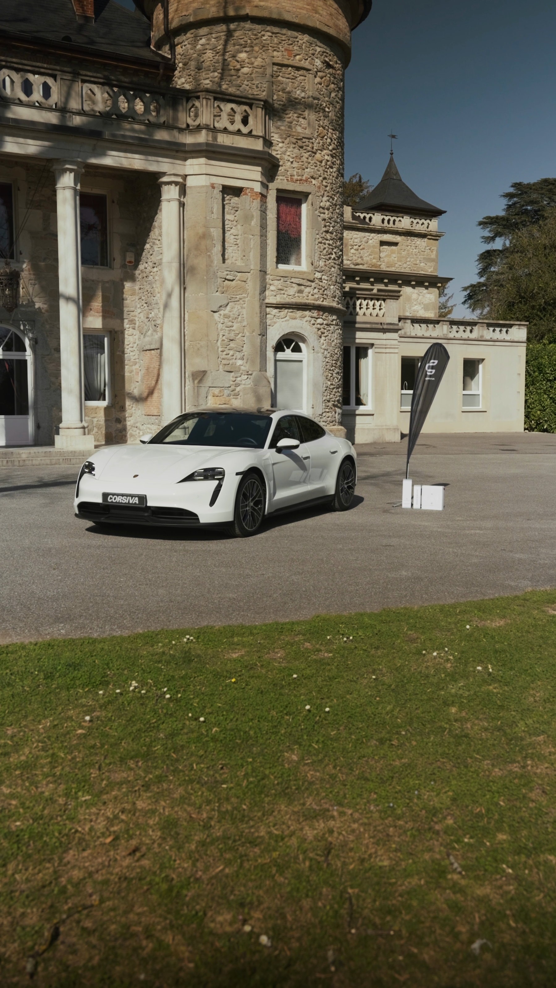 Porsche Taycan blanche de mariage devant le château de Servolex