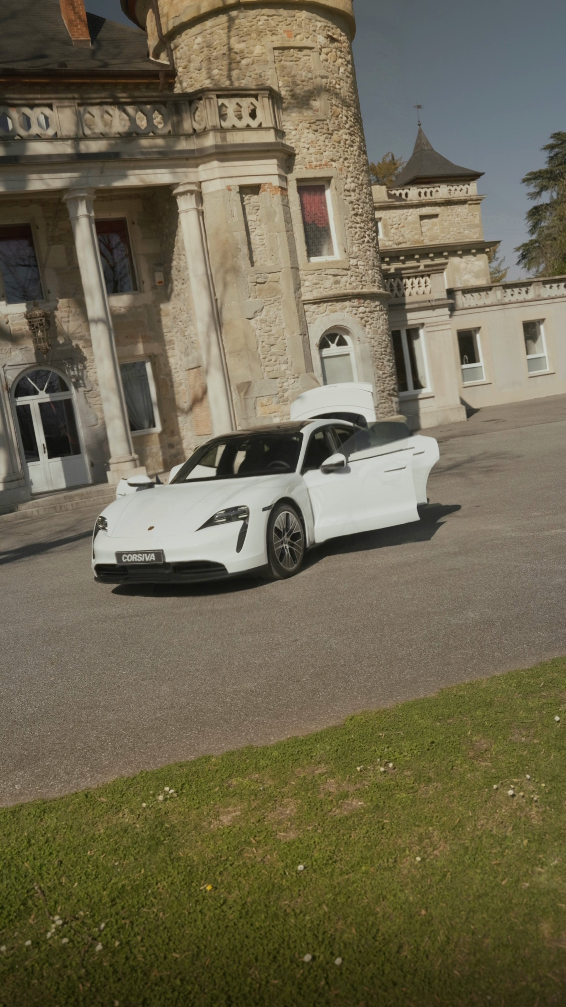 Porsche Taycan blanche devant le château de Servolex, en Savoie — voiture de mariage à Aix-les-Bains