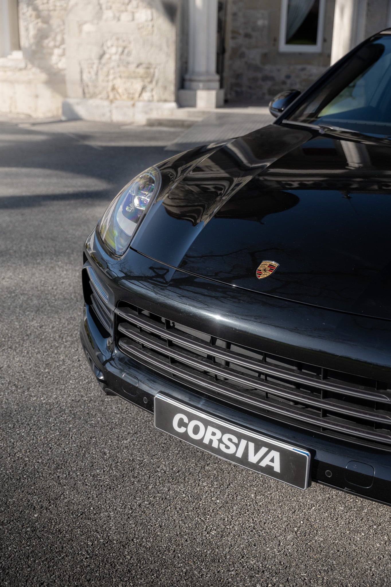 Porsche Cayenne Coupé noir de face, calandre et plaque Corsiva