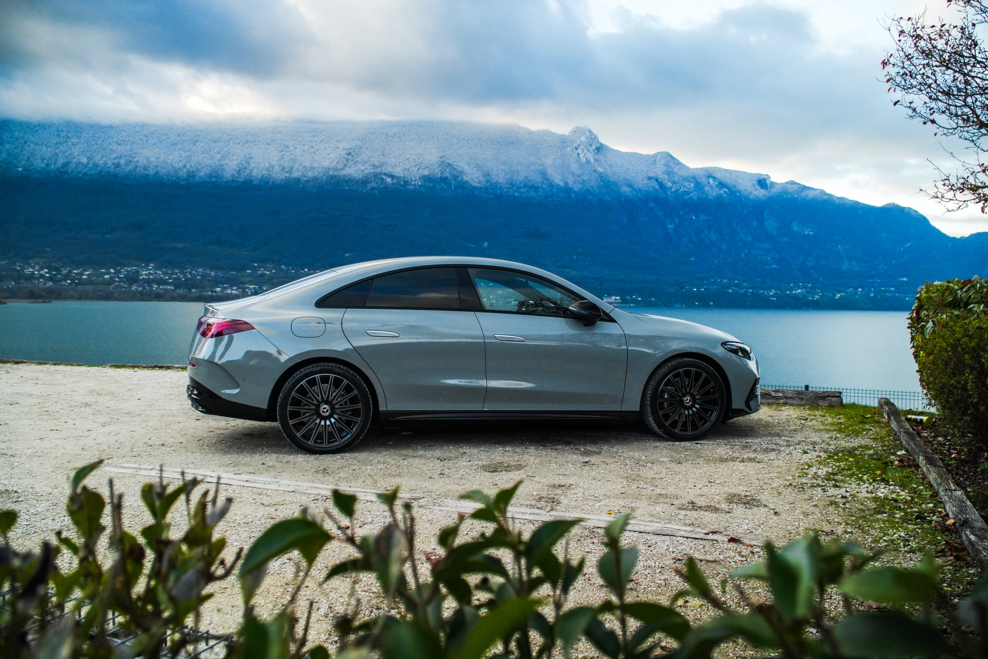 Mercedes CLA 250 AMG au bord du lac du Bourget, face aux montagnes