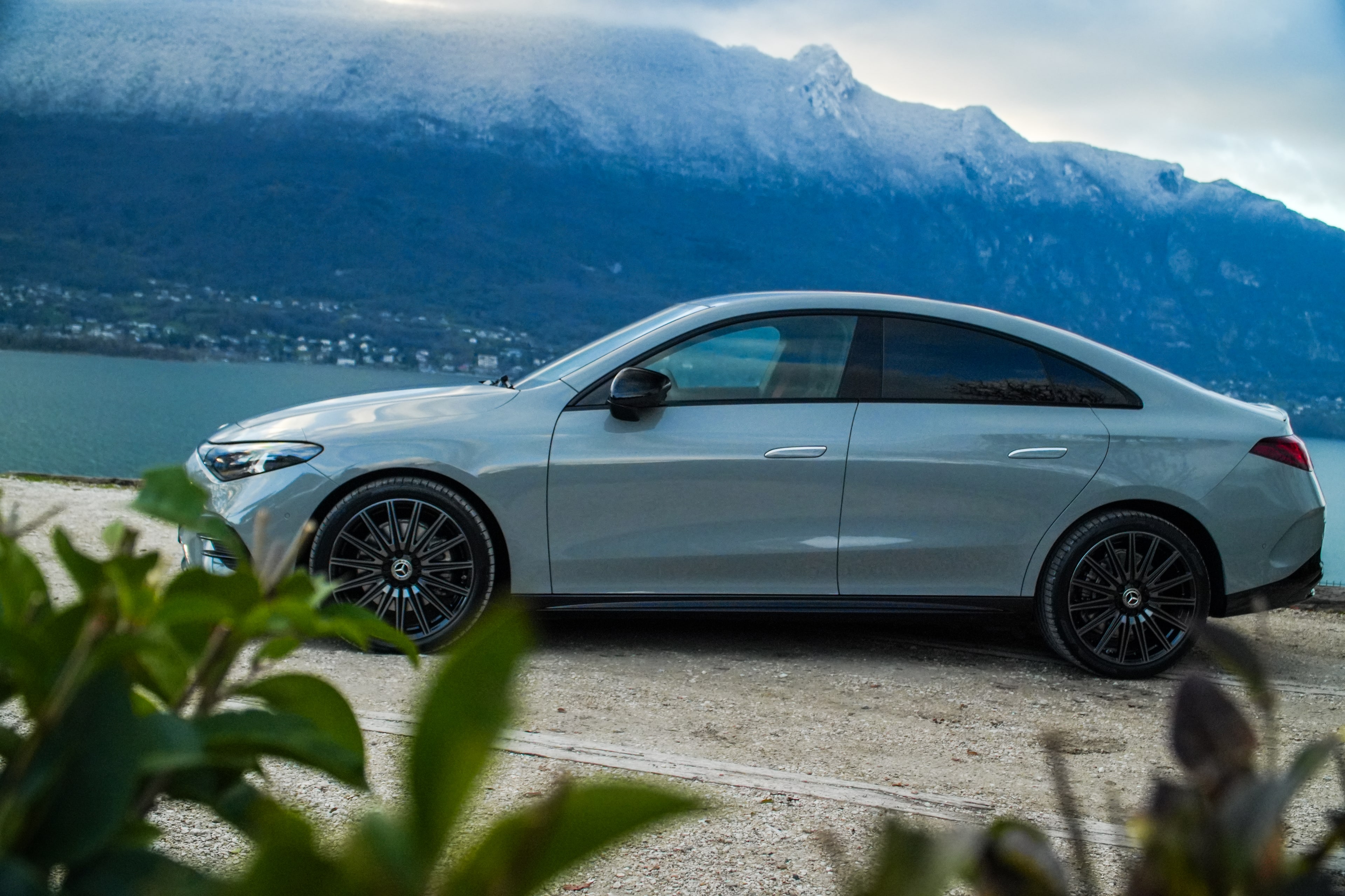 Mercedes CLA 250 AMG de trois quarts, lac et montagnes en arrière-plan