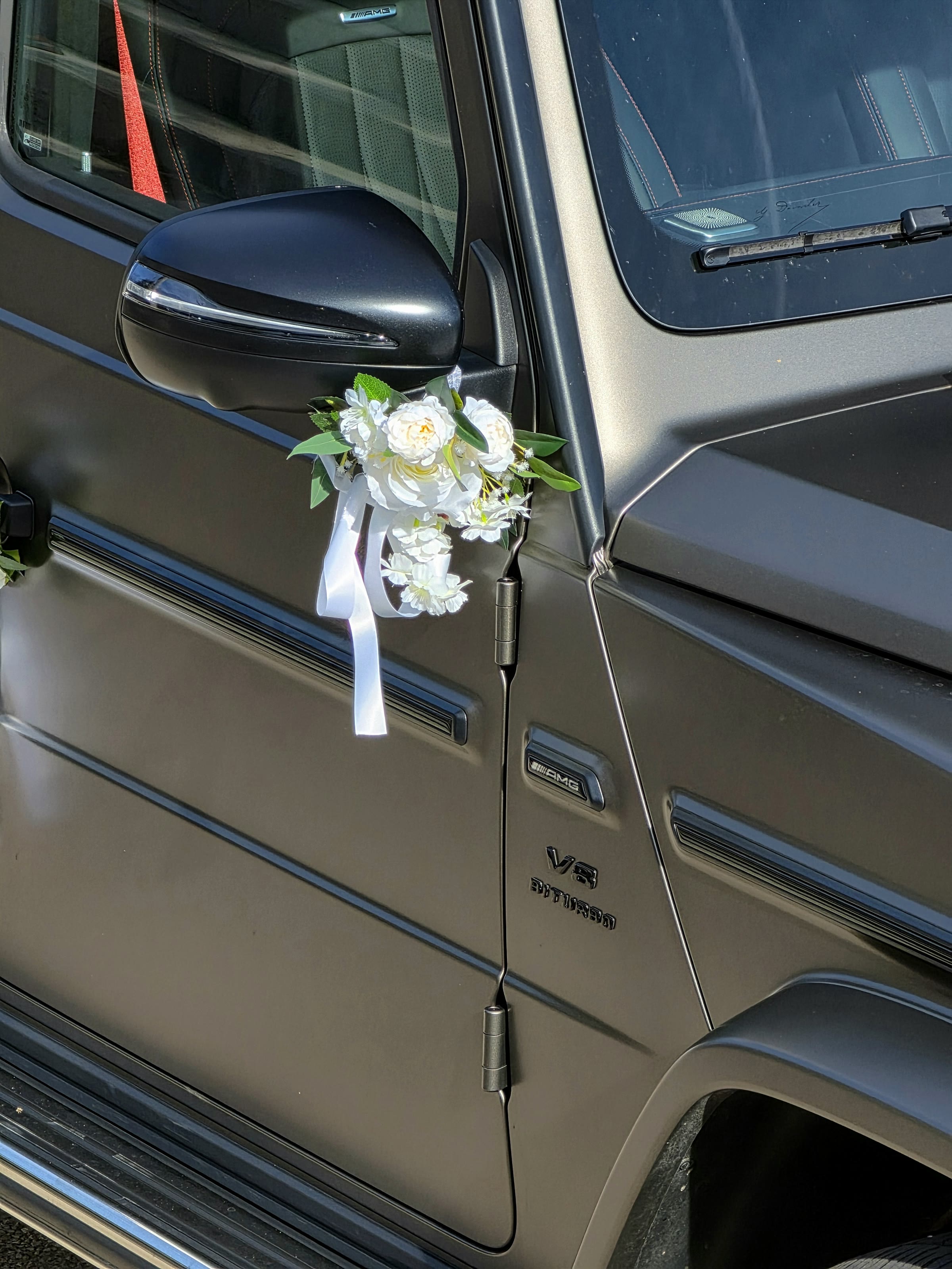 Décoration florale blanche posée sur le Mercedes Classe G 63 AMG 2025