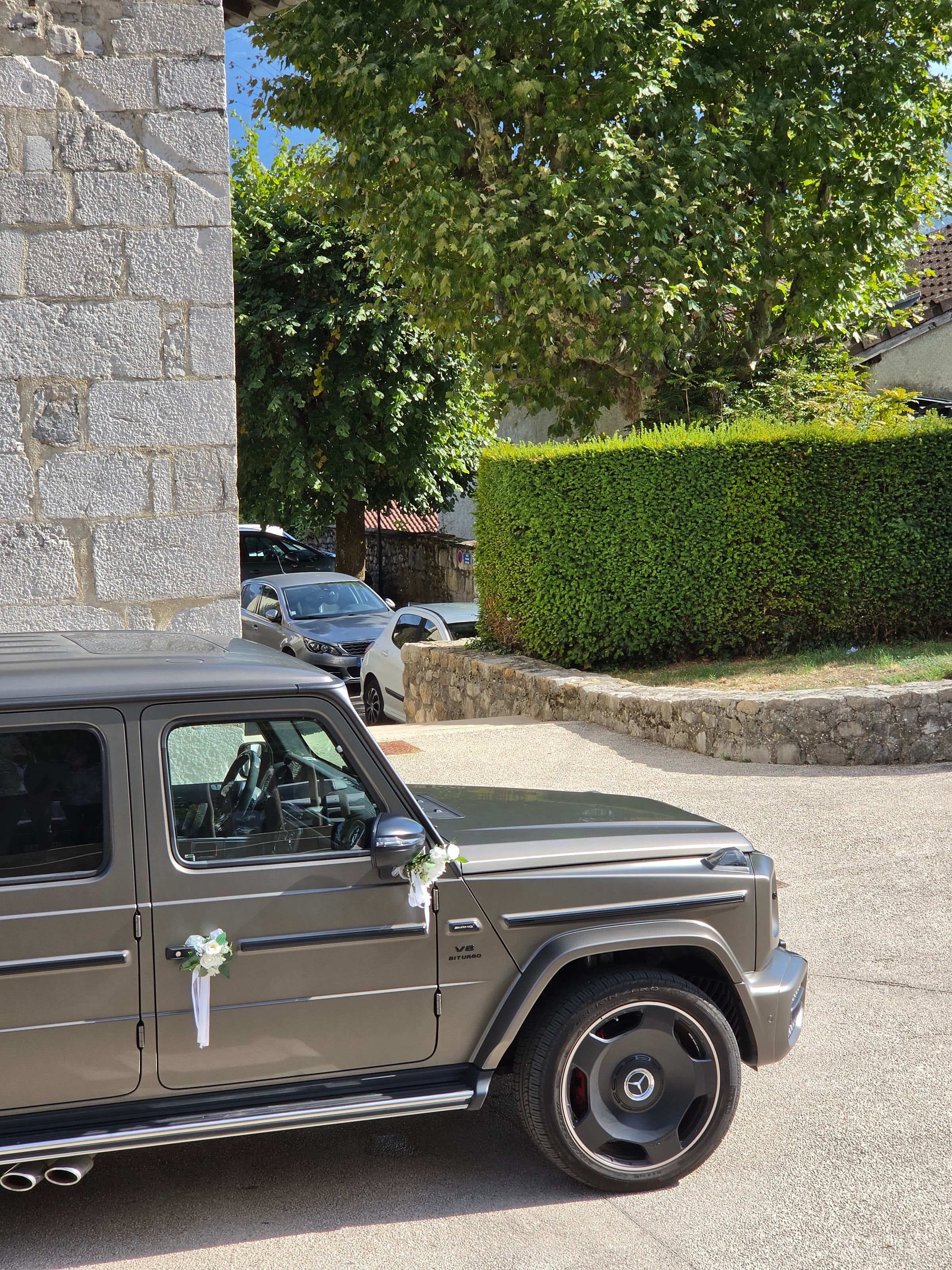 Mercedes Classe G 63 AMG 2025 fleuri devant l'église — voiture de mariage à Chambéry