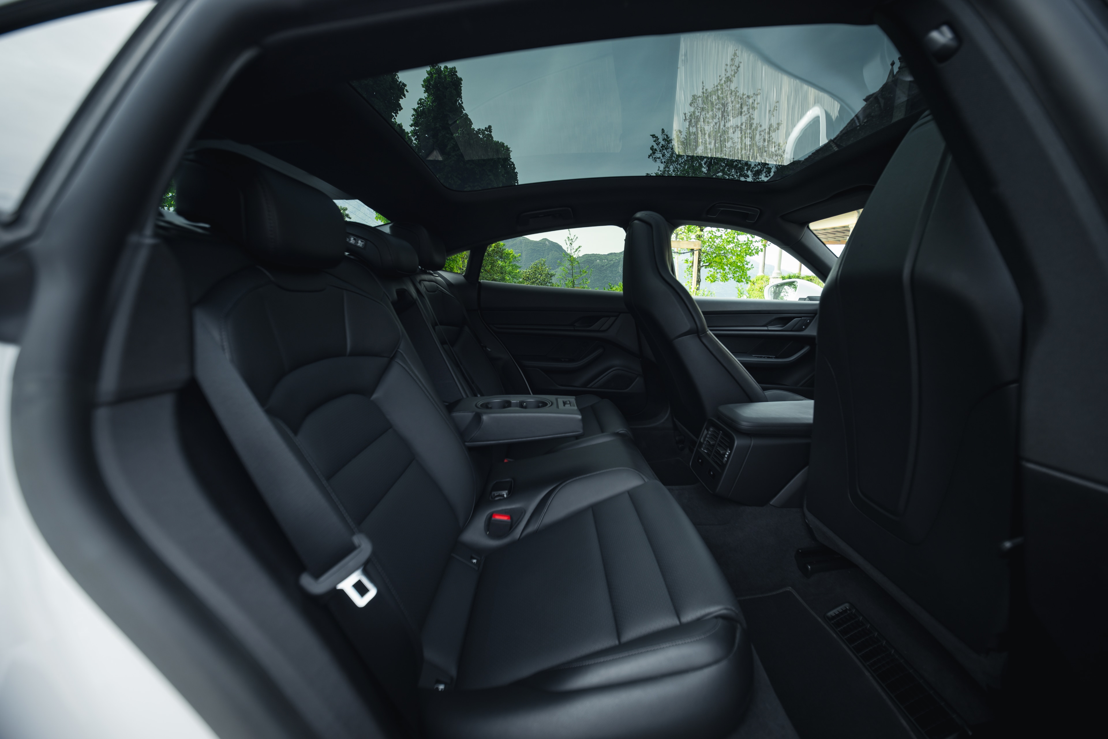 Porsche Taycan photo 4