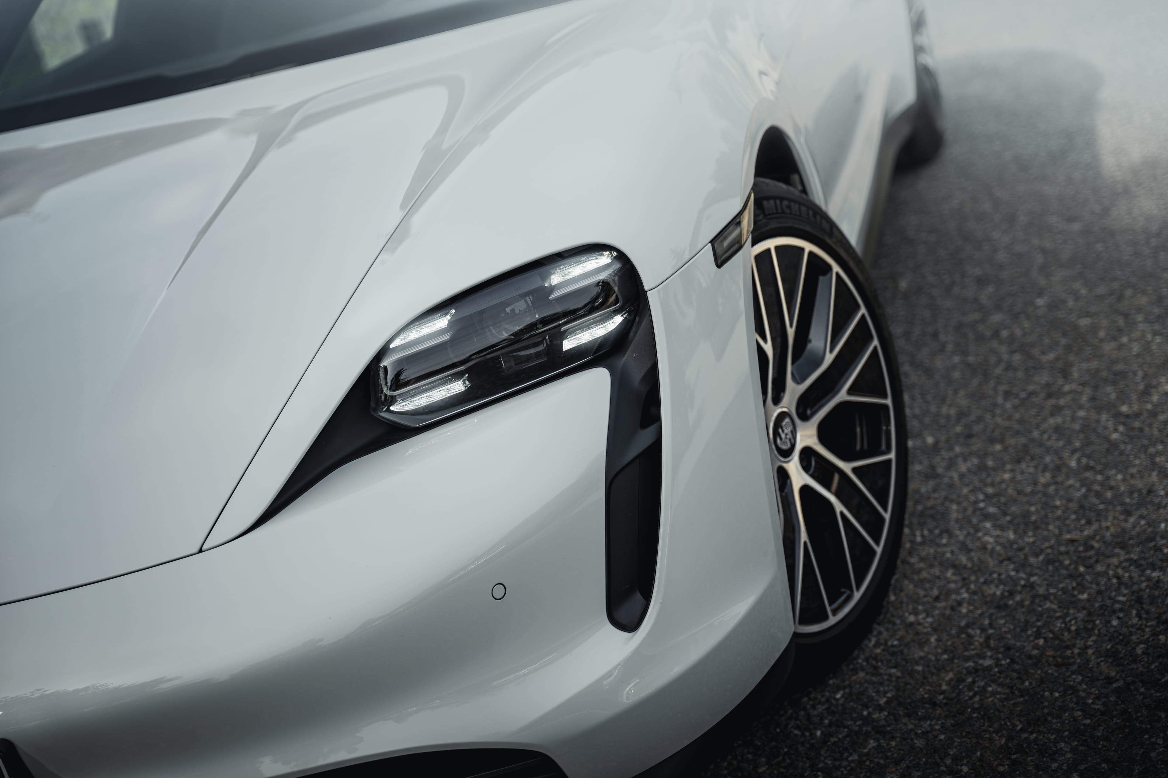 Porsche Taycan photo 8