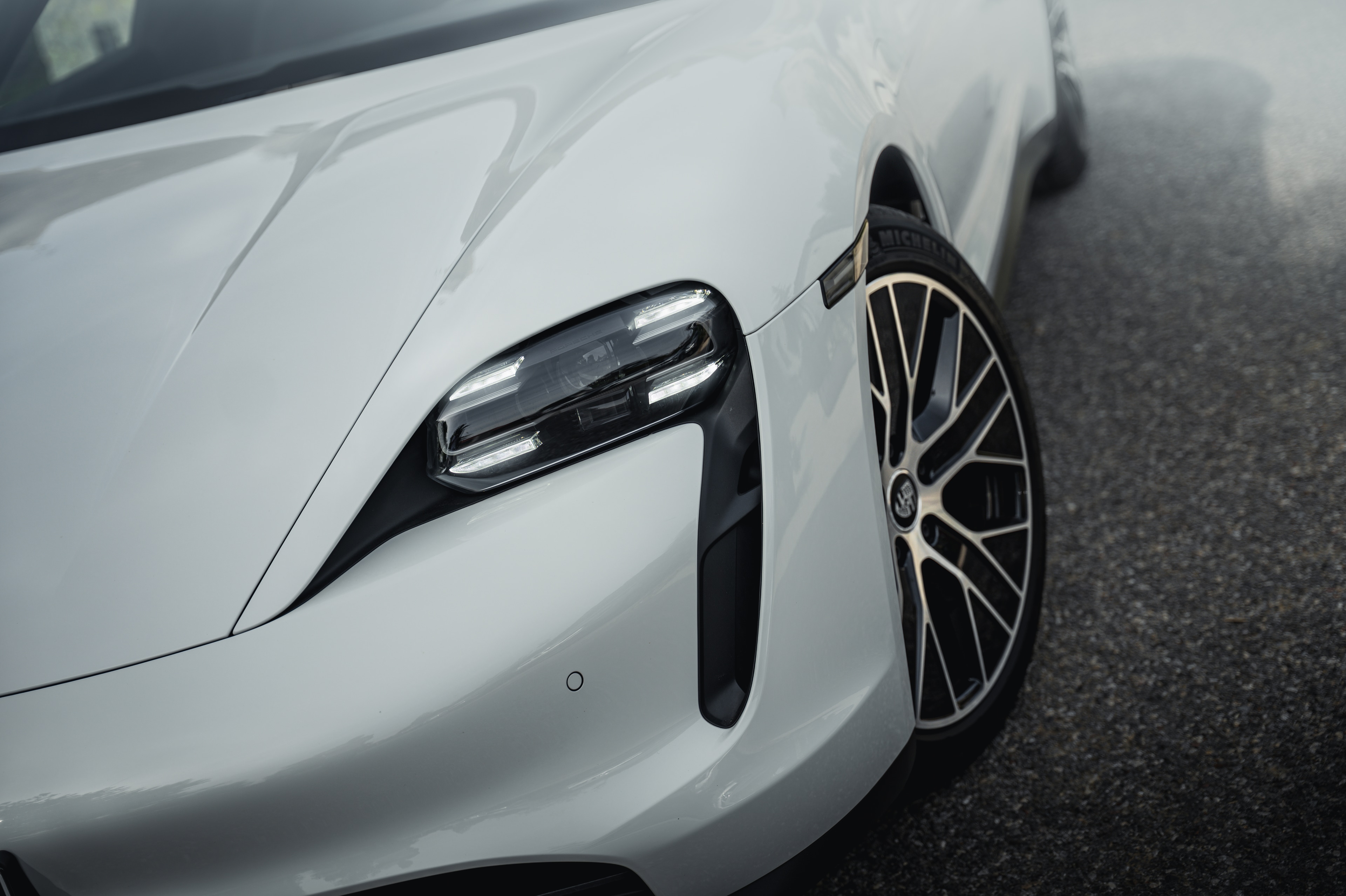 Porsche Taycan photo 8